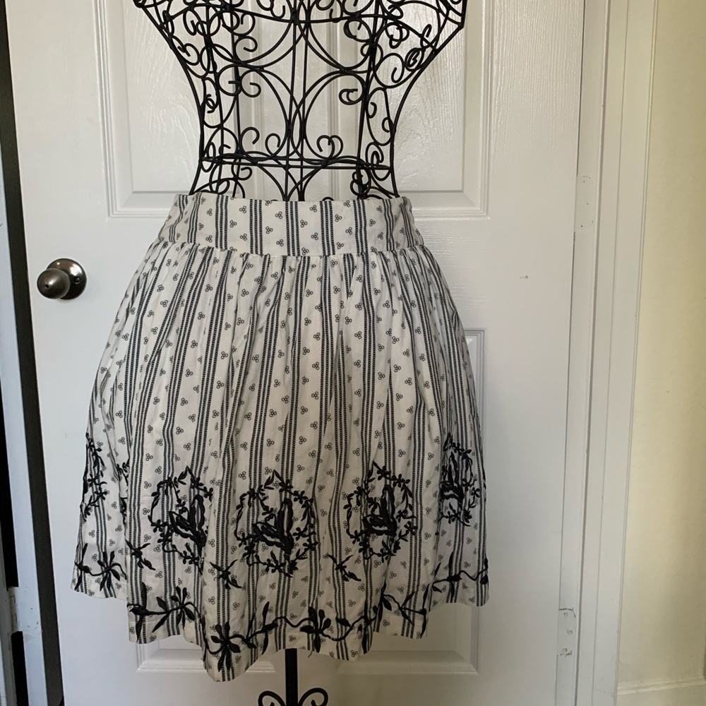 Cotton short skirt. Ivory with black detail and embroidery.